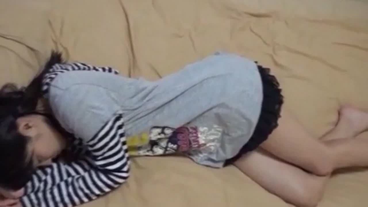 親戚の子がねてたところを窮屈まんこにぶちこんでやった結果ｗｗ